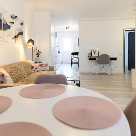 Апартаменты Lovely House By Mary Supercentral And Parking Клуж-Напока