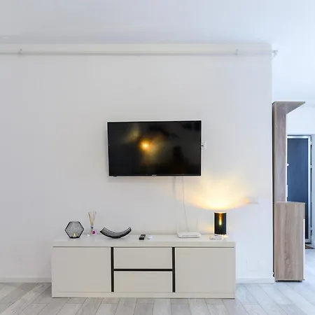 Апартаменты Lovely House By Mary Supercentral And Parking
